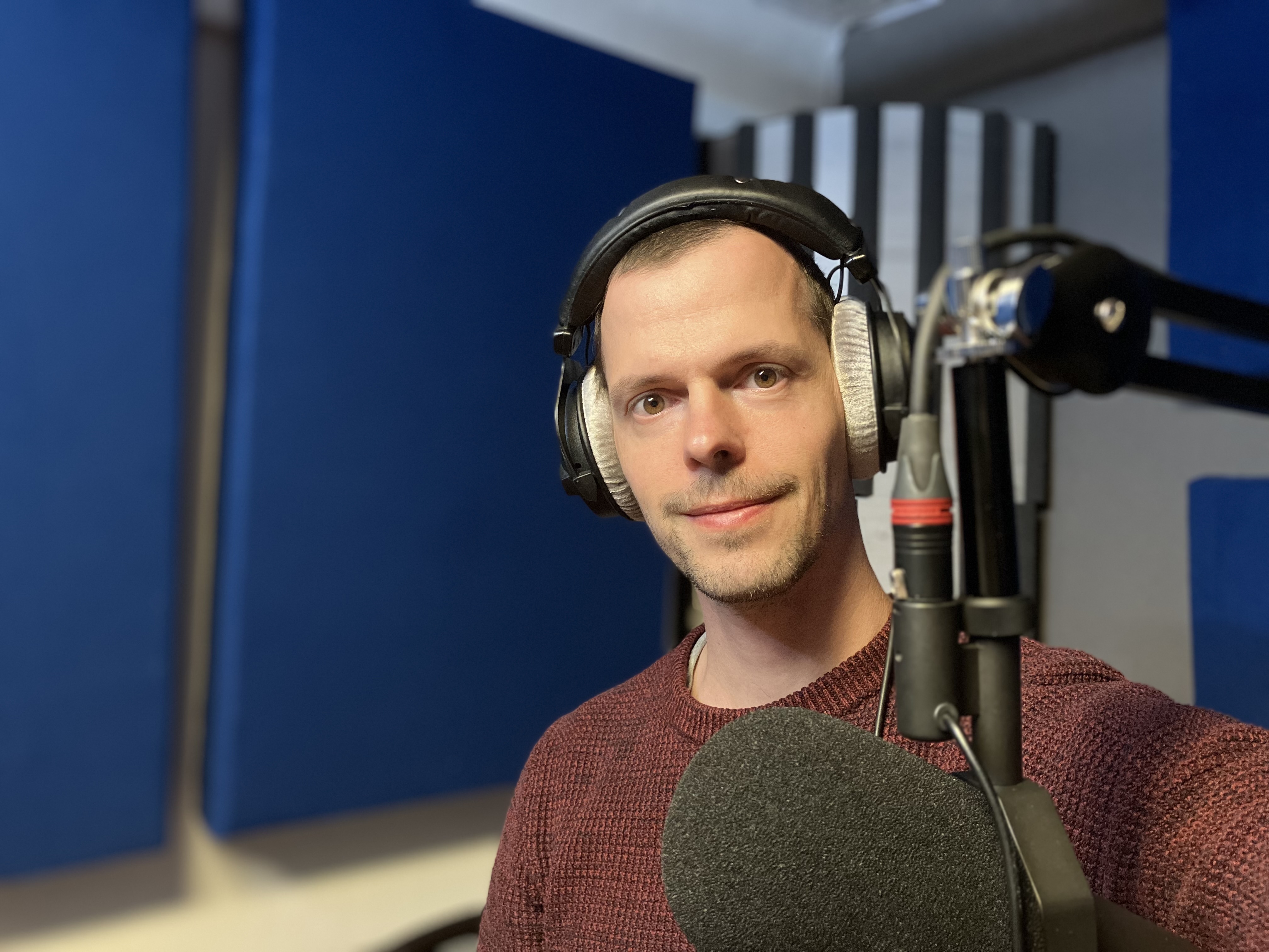 Kai-Uwe vor einem Mikrofon in einem Aufnahmestudio