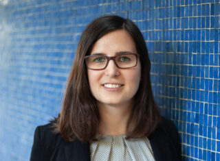 Portrait von Franziska vor einer blauen Wand.