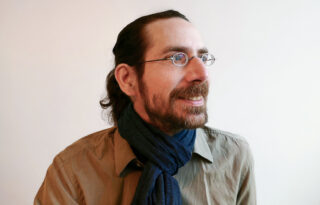 Julian Vogel schaut seitlich auf einen Bildschirm