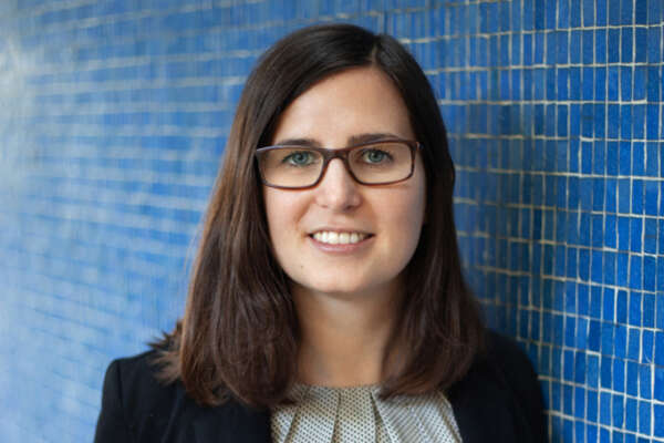 Portrait von Franziska vor einer blauen Wand.