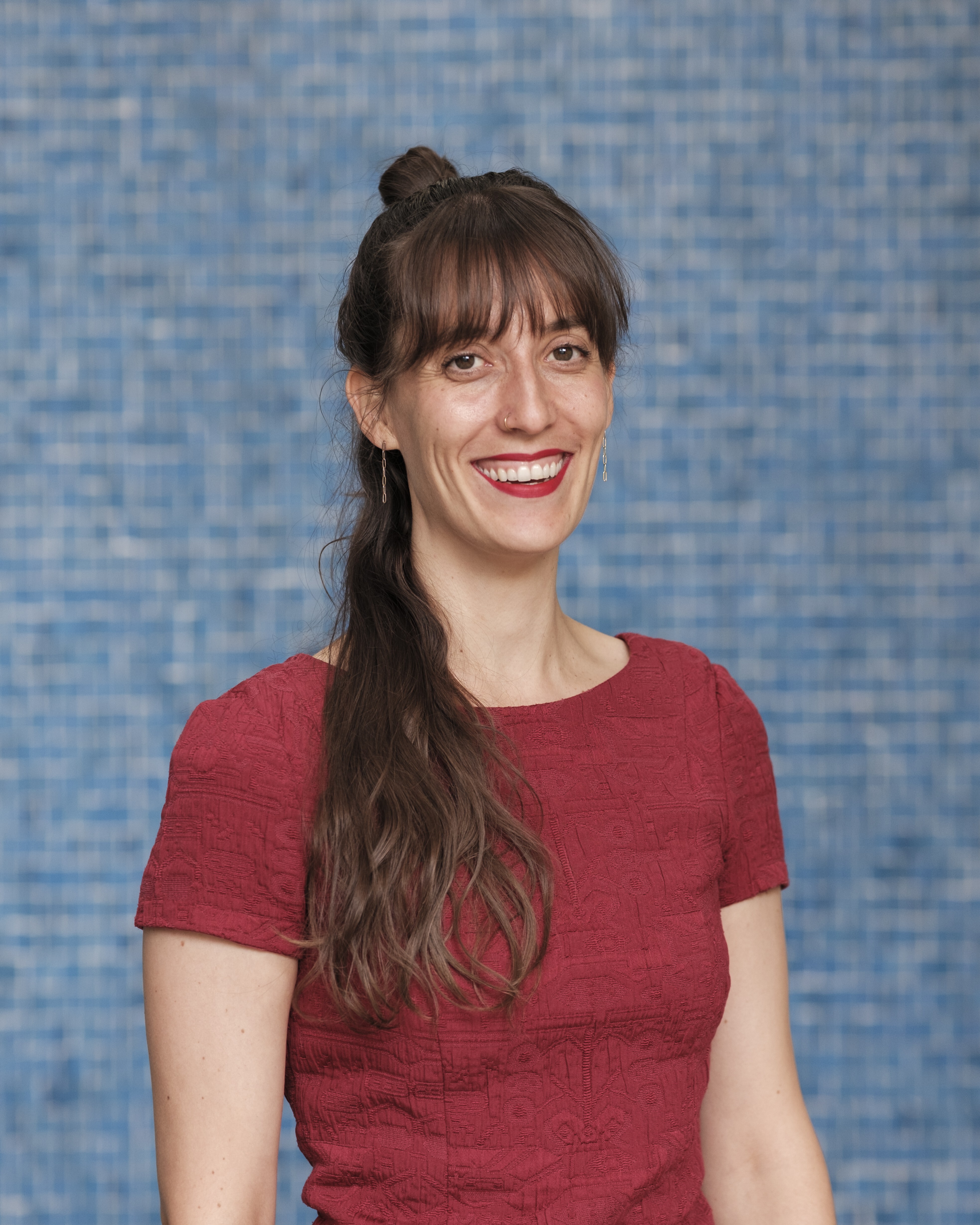 Rahel steht vor einer blau gekachelten Wand