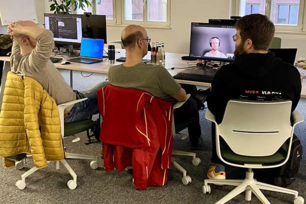 ein Team sitzt nebeneinander