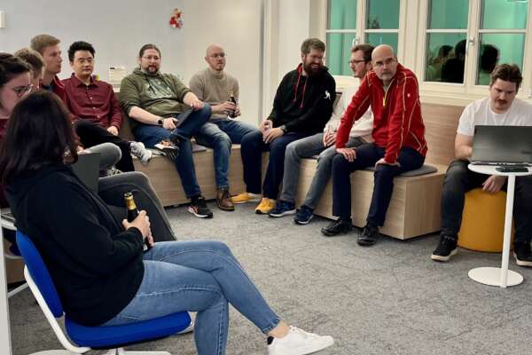 Teilnehmendem vom Hackathon sitzen zusammen