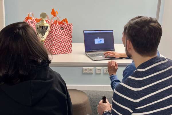 Die Jurymitglieder sitzen vor einem Laptop