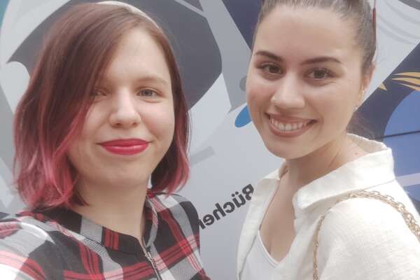 Selfie of Anna Göckel and Xelda Altan smiling into the camera.