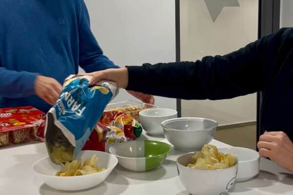 Christian Triebstein füllt Snacks in Schüsseln