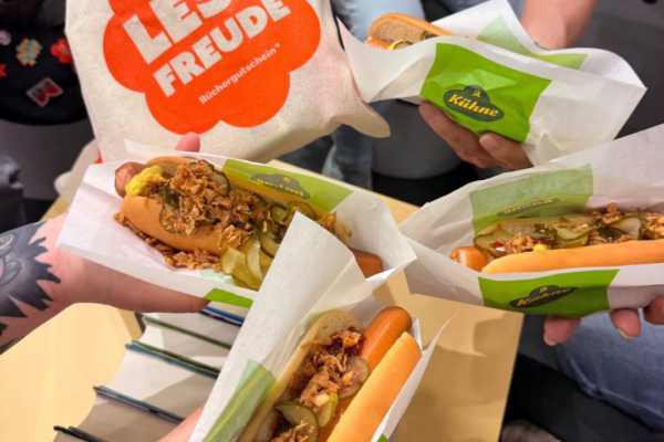 Four MVB-hotdogs and a bag with the imprint Lesefreude, the pleasure of reading.