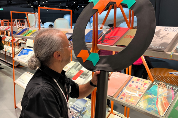 A MVB-colleague points at some Czech books with the magnifiying glass of VLB-TIX.