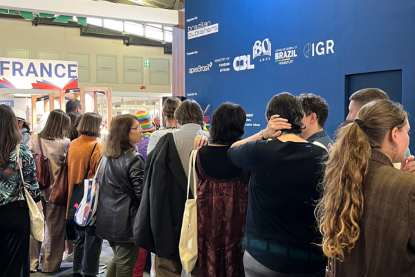 People are queueing in front of the blue "apexBrazil"-booth.