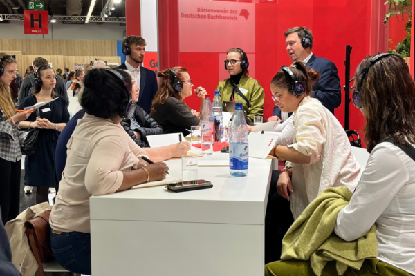 People with headphones are listening to a talk about metadata at MVB-booth.