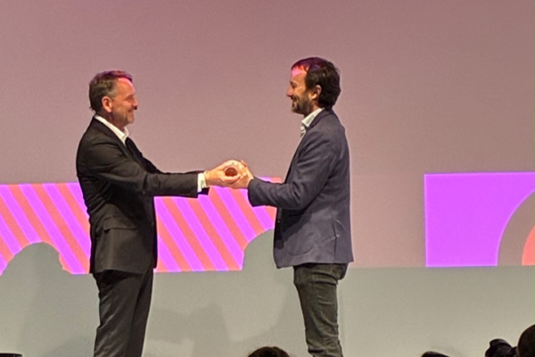 The baton of the guest country is symbolically handed over from Czech Republic to Chile.