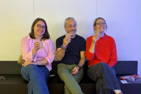 Three MVB-colleagues sit in the relax area and enjoy their coffee.