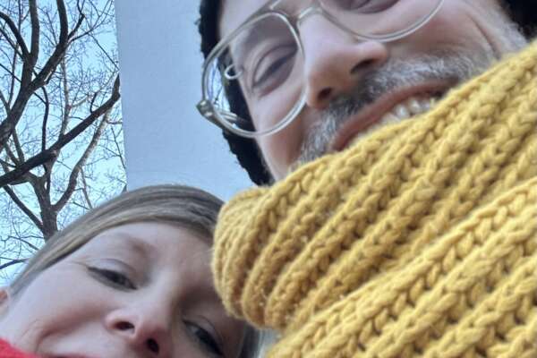 Selfie von Anke Naefe und Markus Fertig, von untern fotografiert, damit man den Penguin Random House Schriftzug am Haus sieht