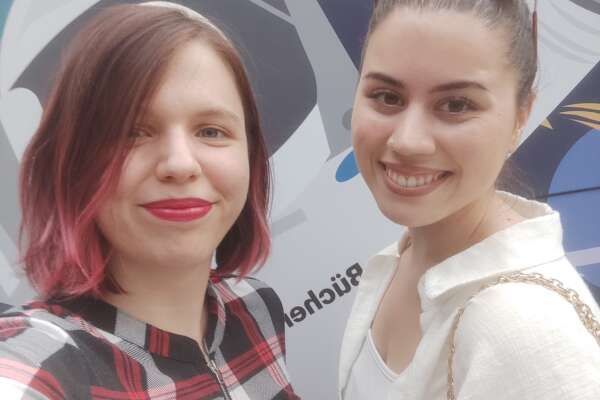 Selfie of Anna Göckel and Xelda Altan smiling into the camera. 